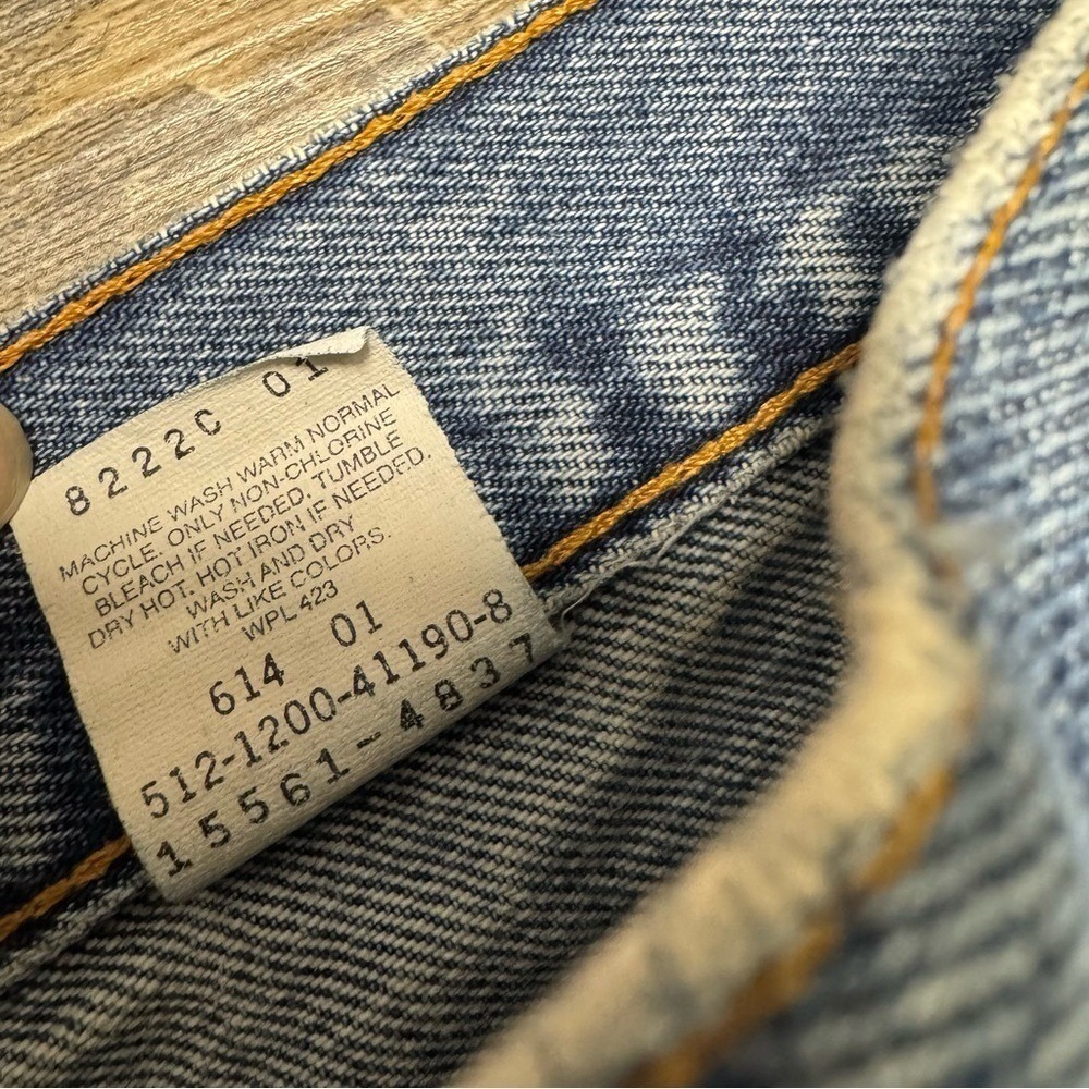 Vintage Levi's Distressed Cut-Off Denim Shorts – Size 6 - Picture 6 of 6